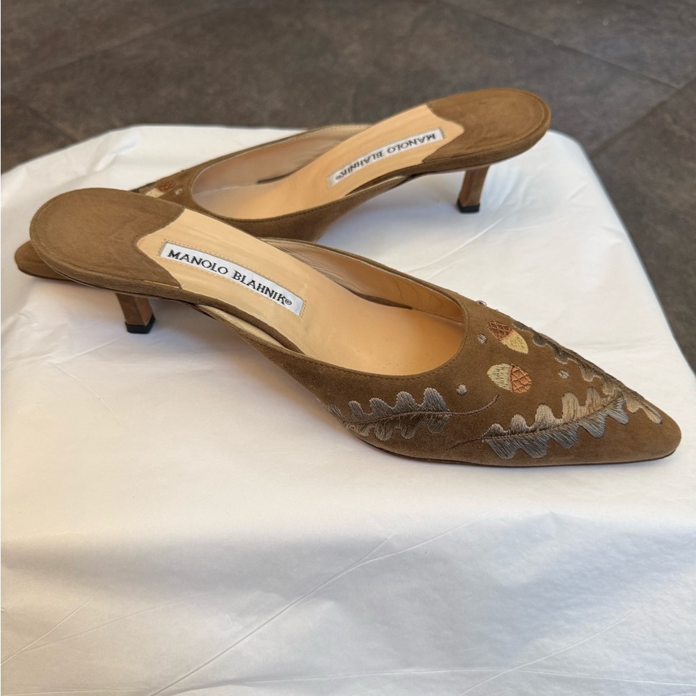 Manolo Blahnik Brown Suede Embroidered Pointed Toe Kitten Heel Mules 38.5 VTG - Picture 6 of 10